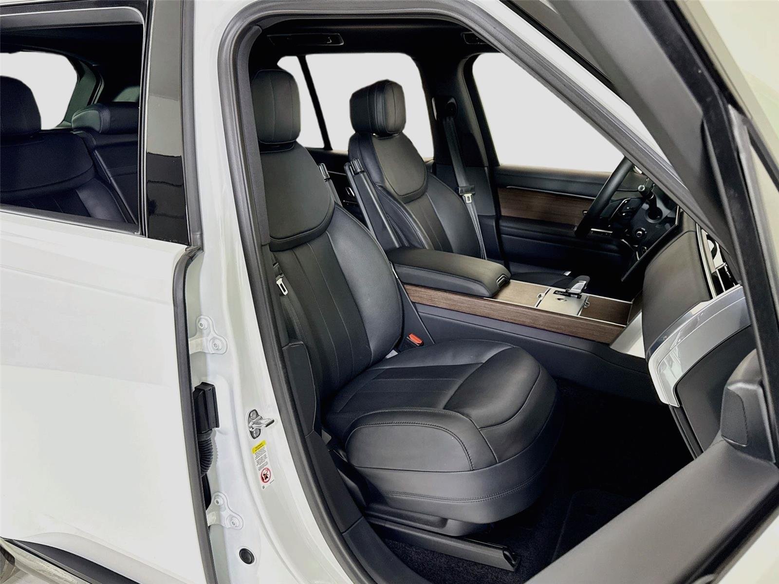 Used 2024 Fuji White Land Rover SE | Blackout Pkg | 360 Camera | Heated/Vented Seats image 31
