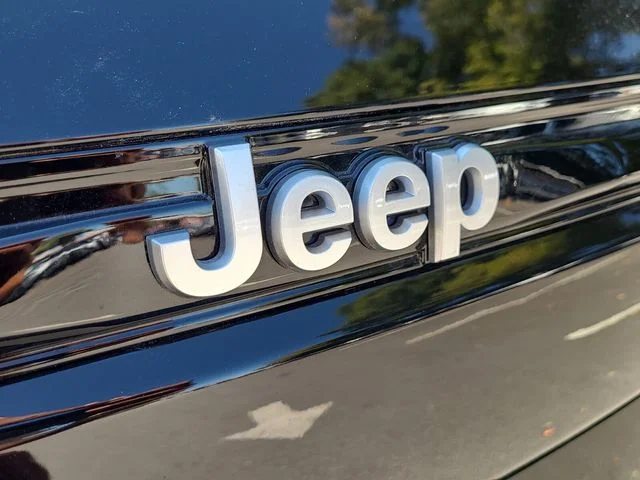 New 2025 Diamond Black Crystal Pearl-Coat Exterior Paint Jeep Summit Reserve image 27
