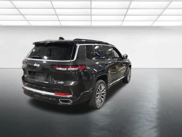 Used 2024 Gray Jeep Summit image 5