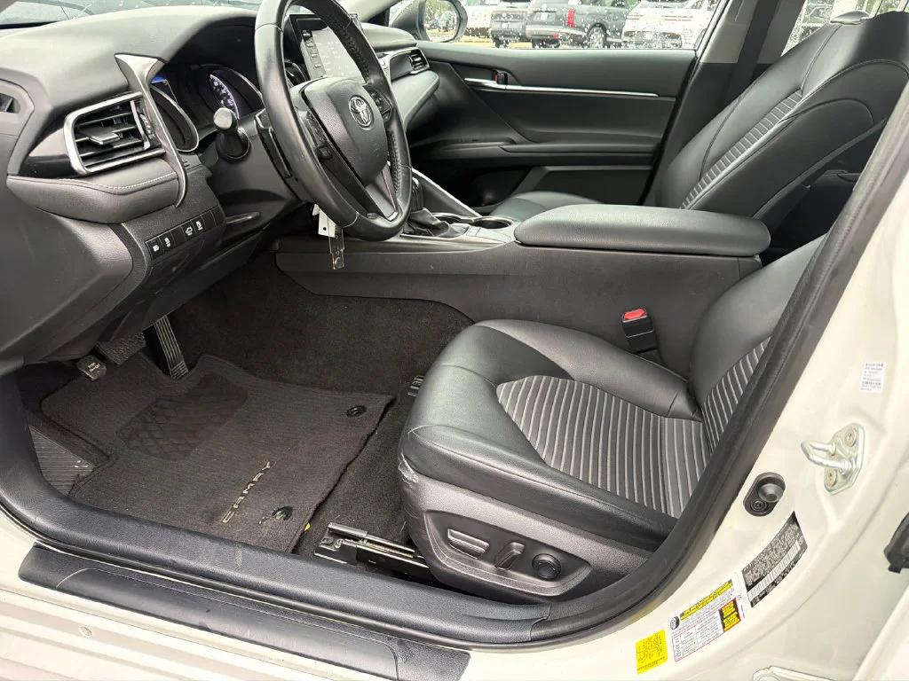 Used 2022 White Toyota SE Nightshade image 9