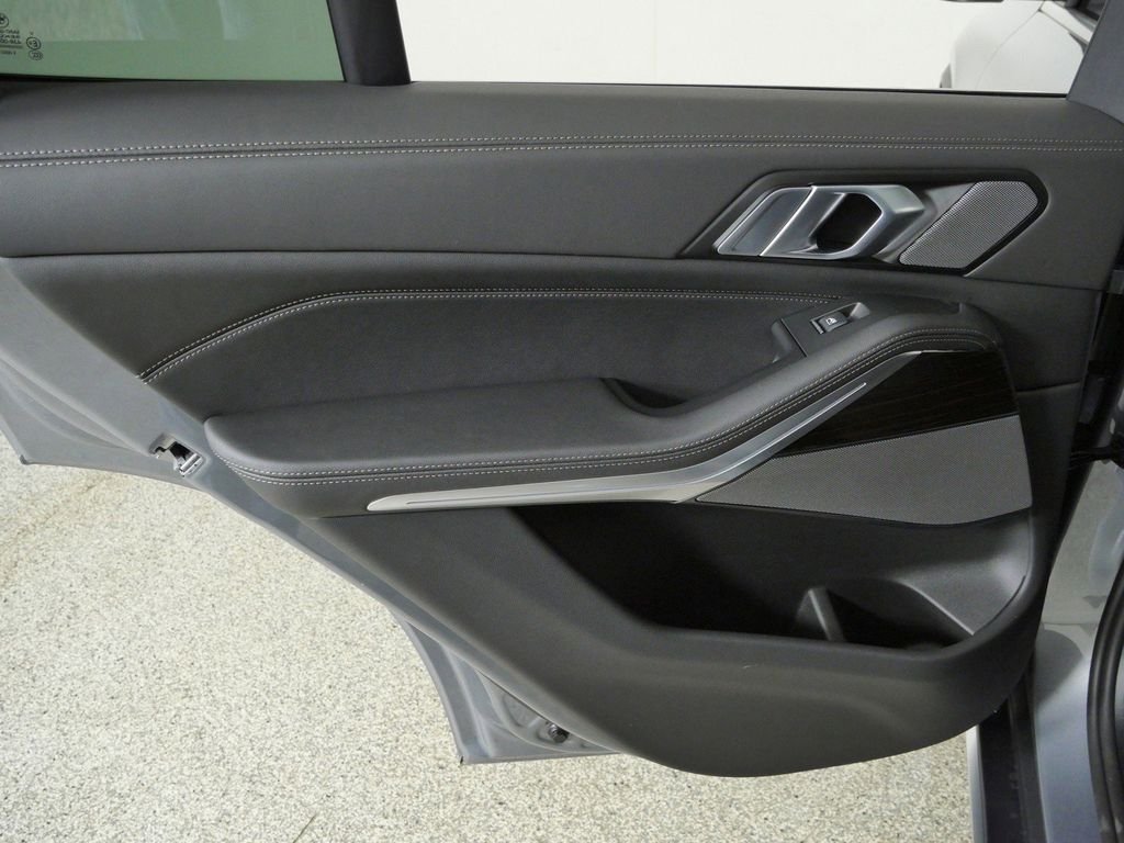 Used 2026 Skyscraper Grey Metallic BMW xDrive40i image 32