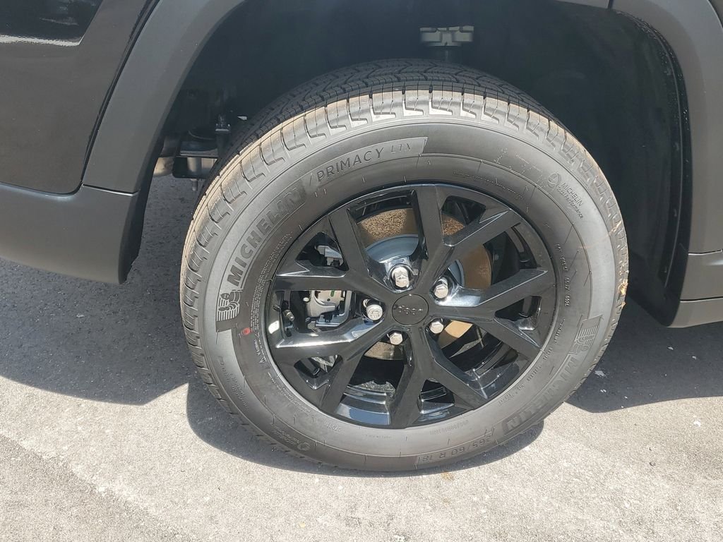 New 2026 Diamond Black Crystal Pearl-Coat Exterior Paint Jeep Laredo Altitude image 4