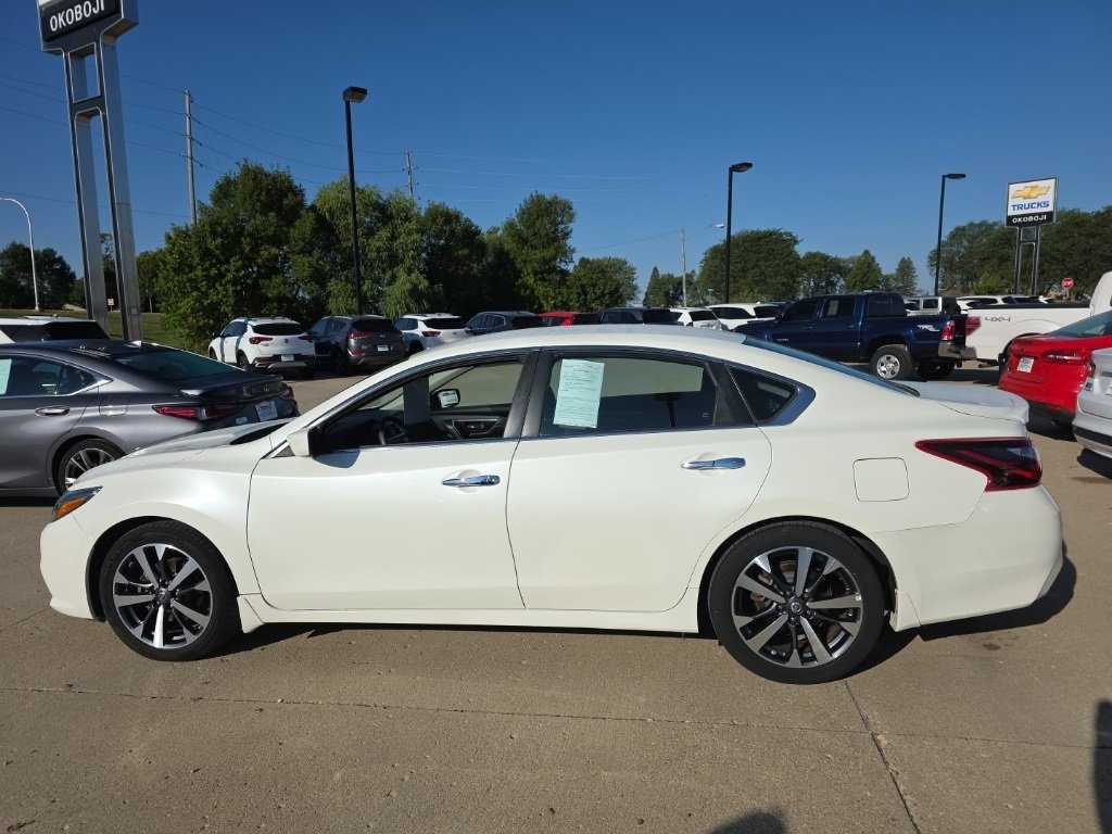 2017 Nissan Altima 2.5 SR photo 3