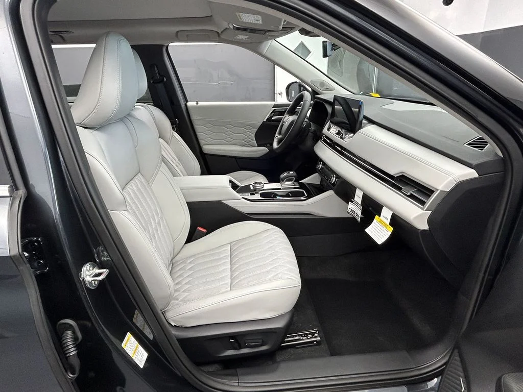 New 2026 Gray Mitsubishi SEL image 37