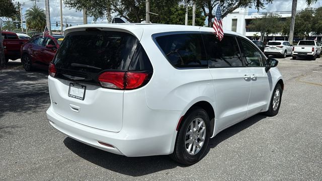 2024 Chrysler Voyager LX - Photo 9