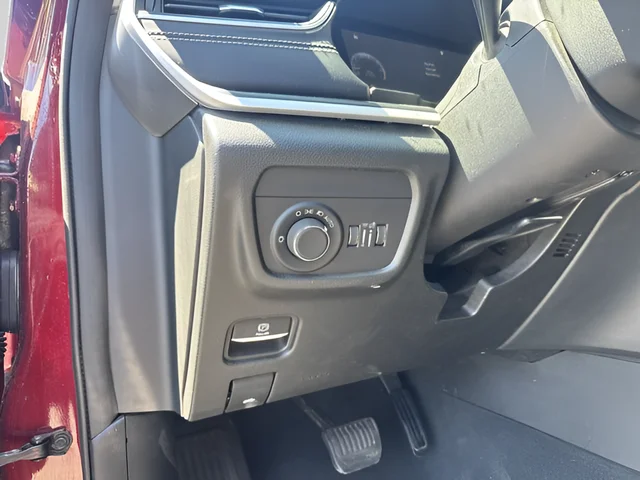 Used 2023 Red Jeep Laredo image 11