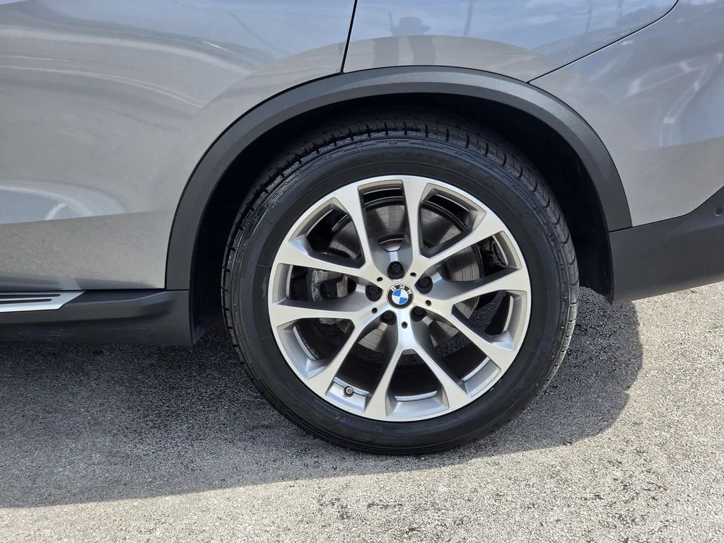 Used 2024 Gray BMW sDrive40i image 5