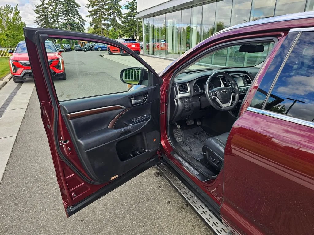 Used 2015  Toyota Limited image 21