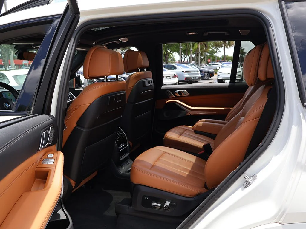 Used 2021 White BMW M50i image 39