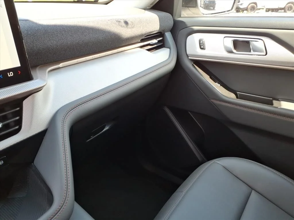 New 2026 Star White Metallic Tri-Coat Ford Active image 25