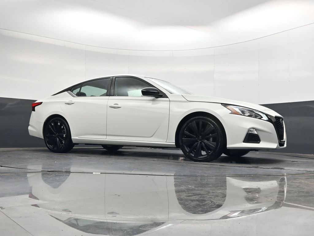 Used 2022 White Nissan 2.5 SR image 40