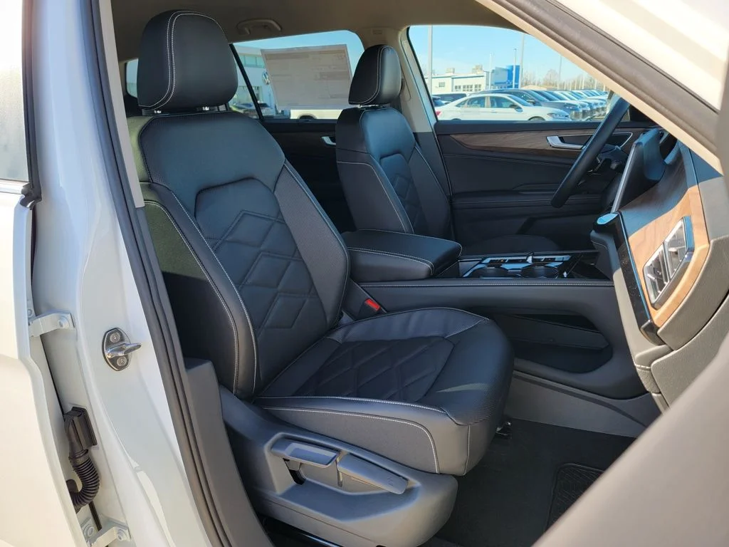 New 2026 White Volkswagen 2.0T SE w/Technology image 13