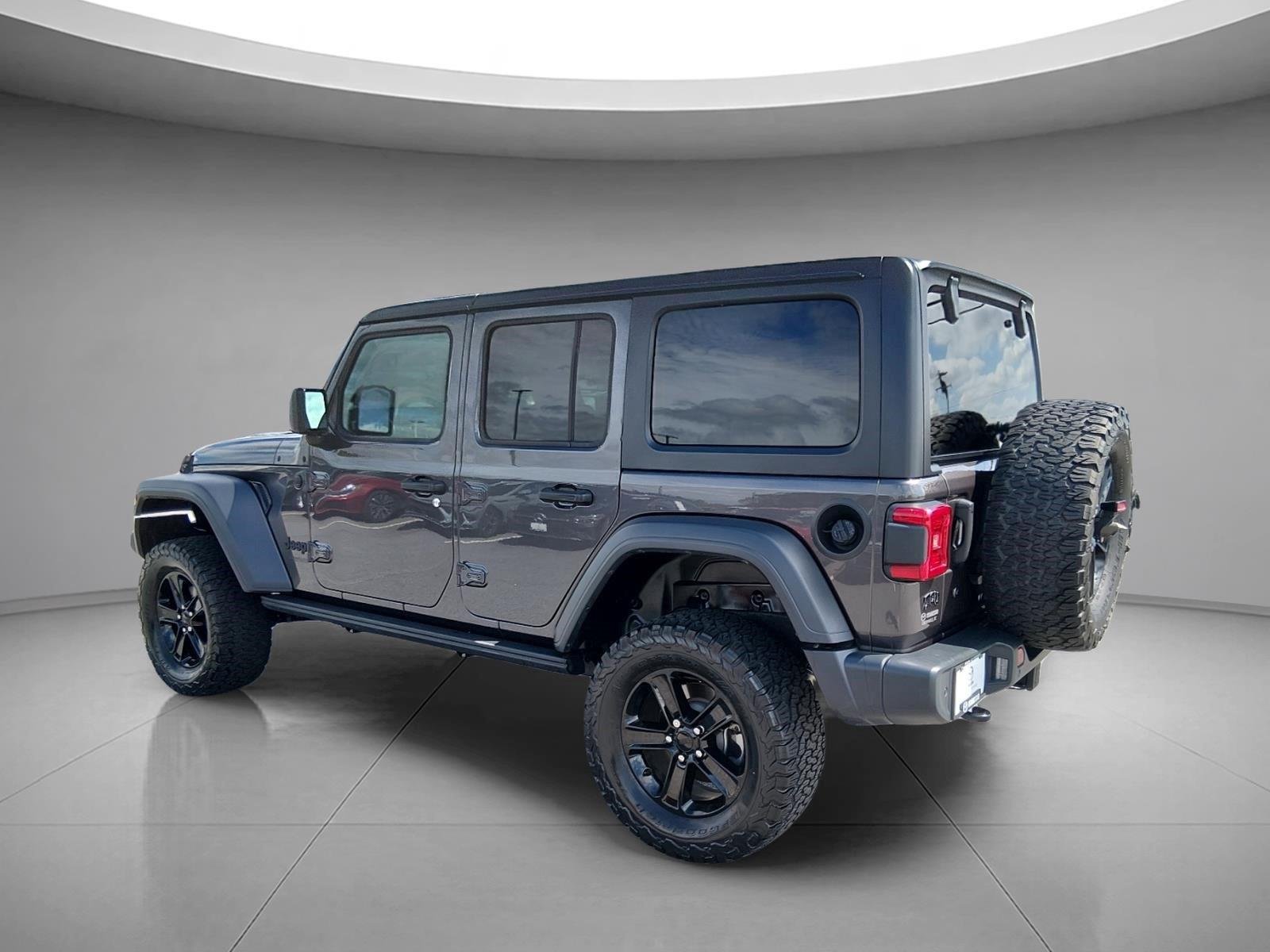 Used 2020 Granite Crystal Metallic Clearcoat Jeep Sport Altitude image 3
