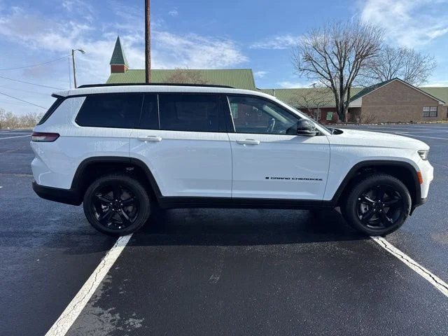 New 2025 Bright White Clear-Coat Exterior Paint Jeep Limited image 8