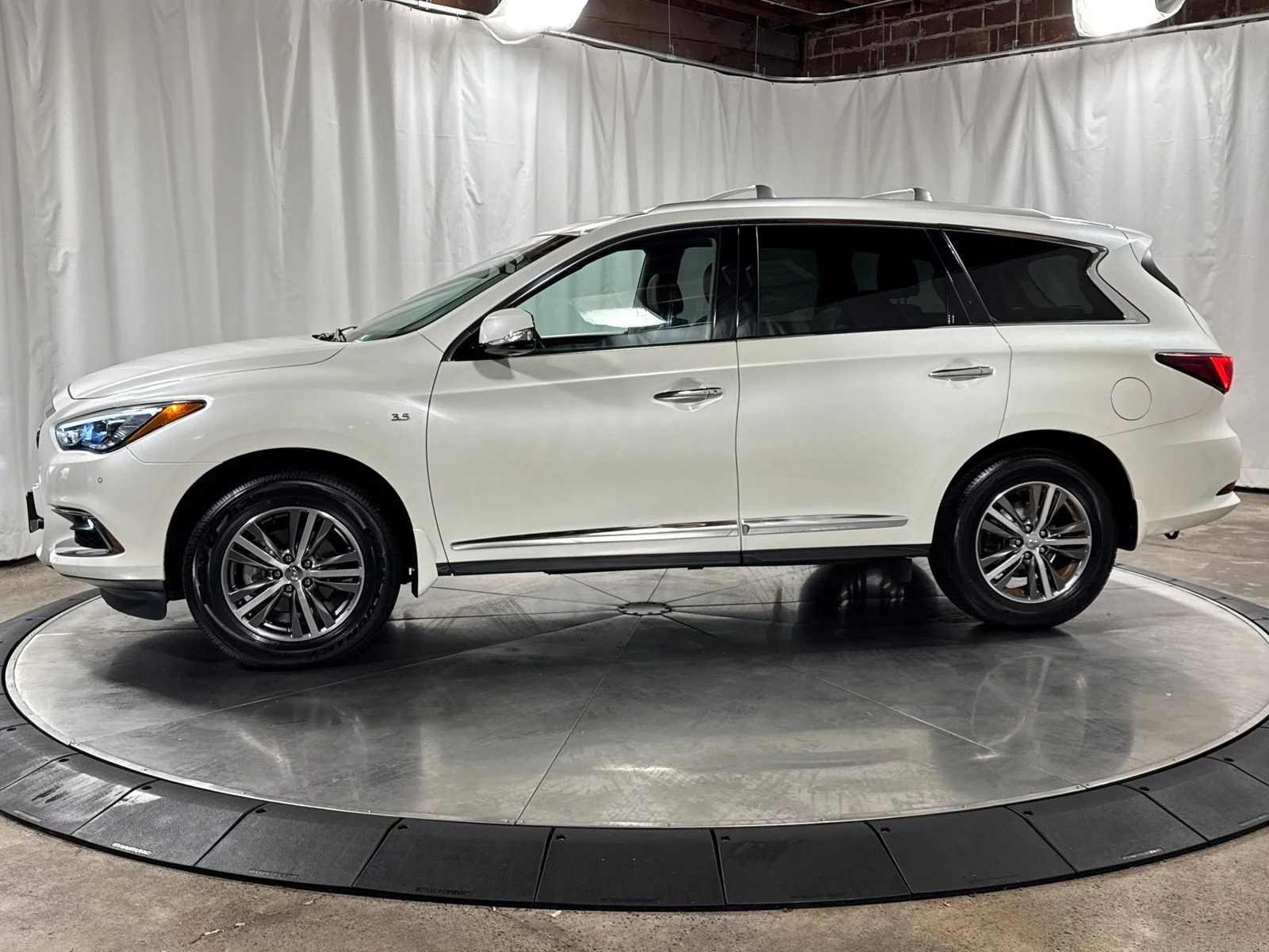 Used 2019 White INFINITI LUXE image 6