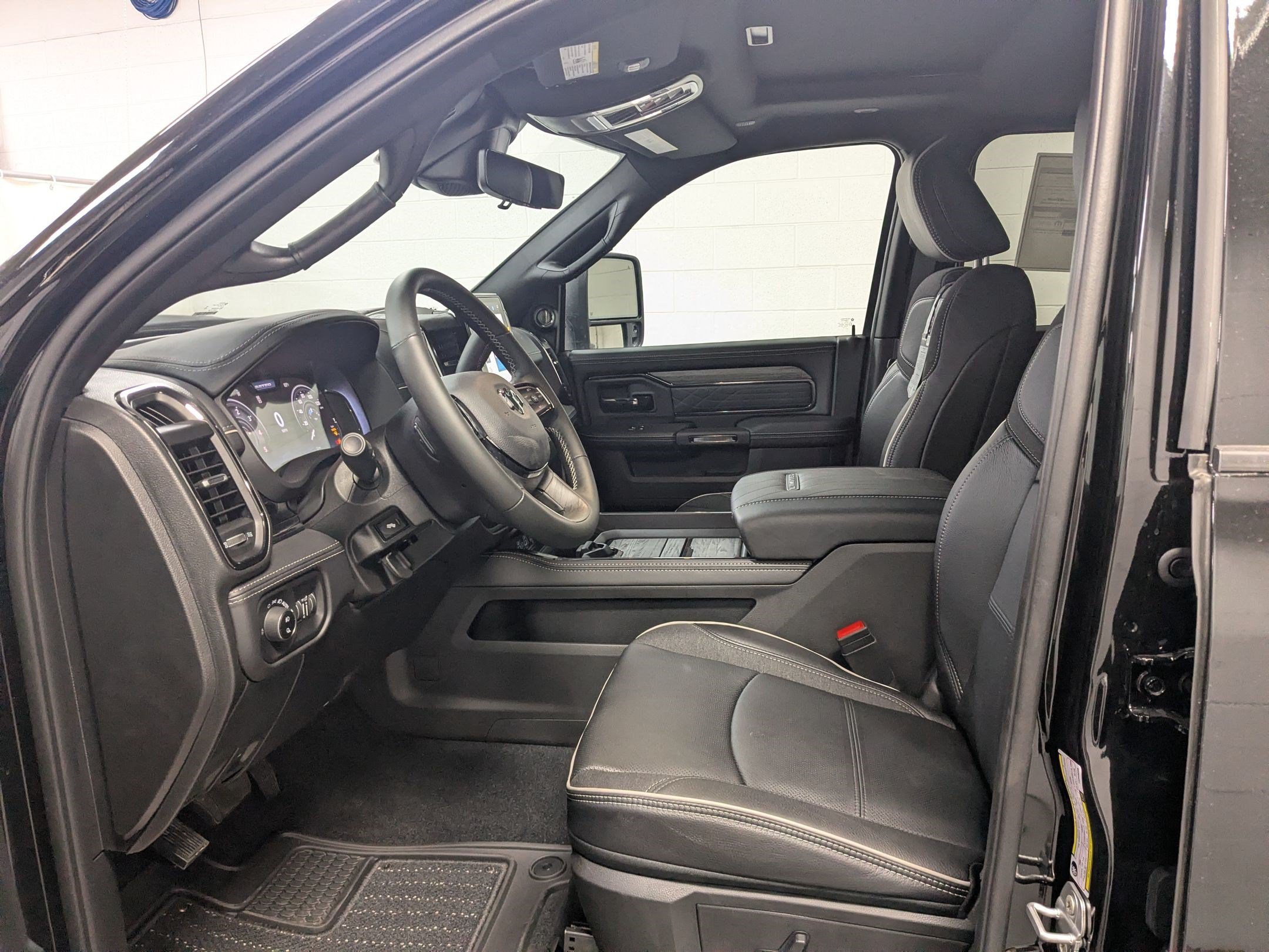 New 2026 Diamond Black Crystal Pearl-Coat Exterior Paint RAM Limited image 14