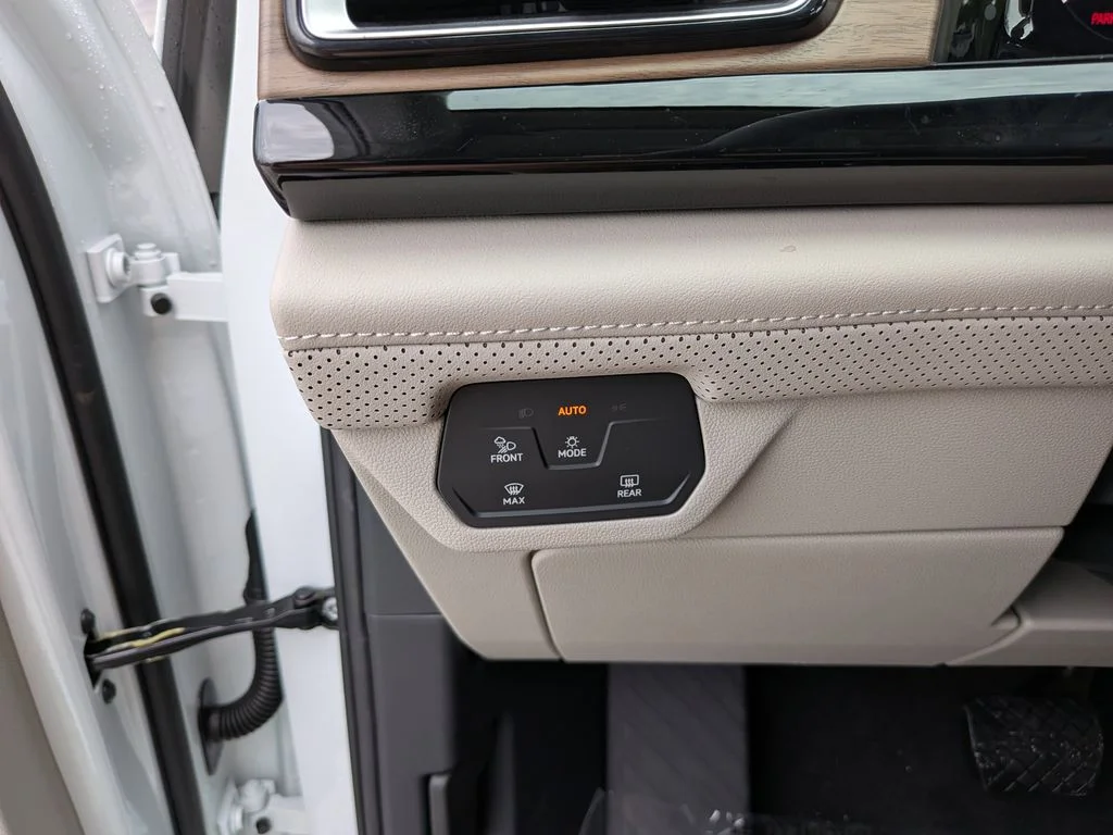 New 2026 White/off-white Volkswagen 2.0T SE image 23