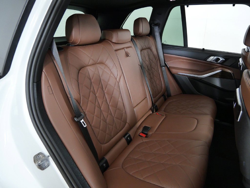 Certified Used 2025 Mineral White Metallic BMW xDrive40i image 27