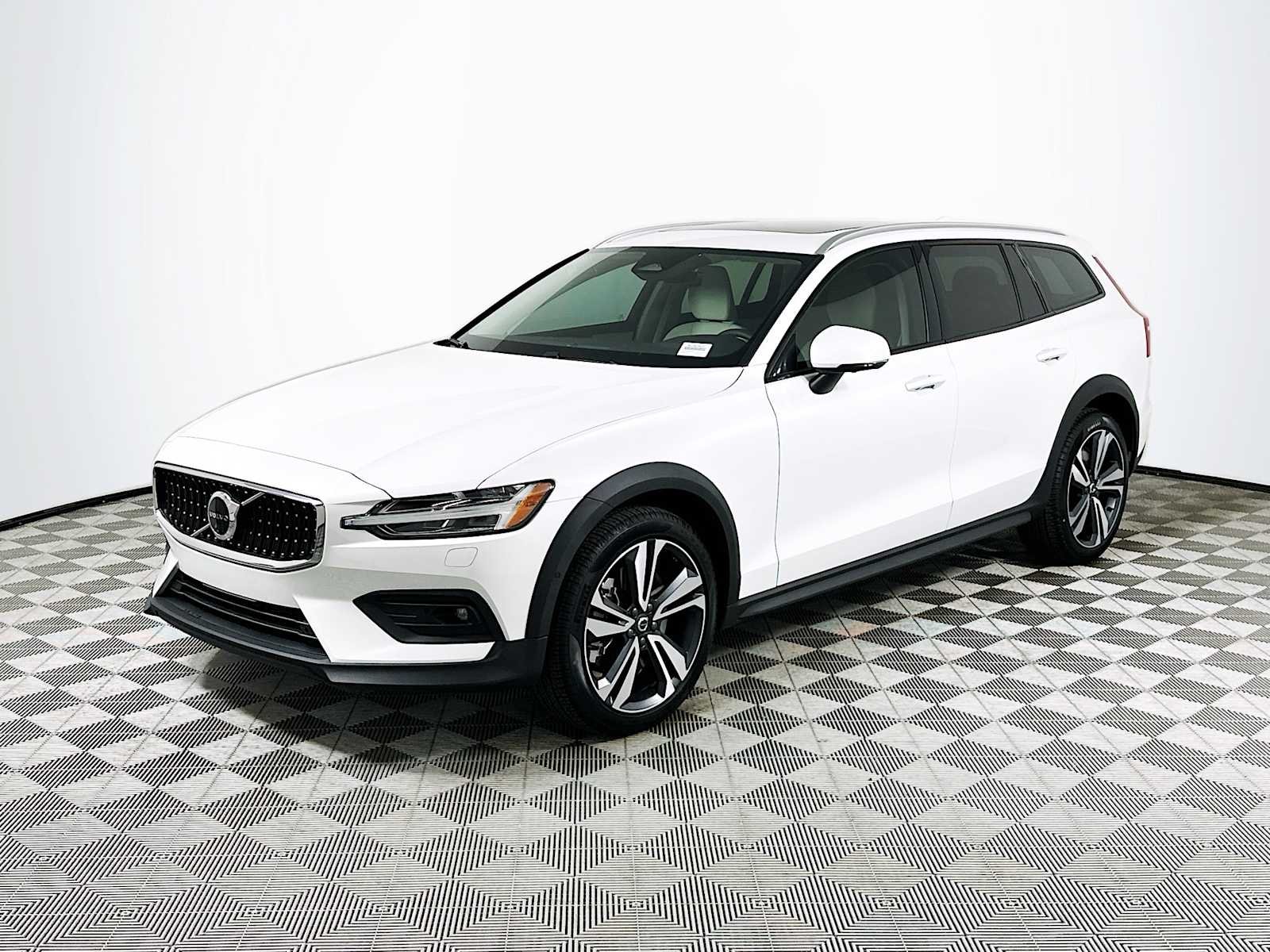 New 2026 Crystal White Volvo Plus image 3