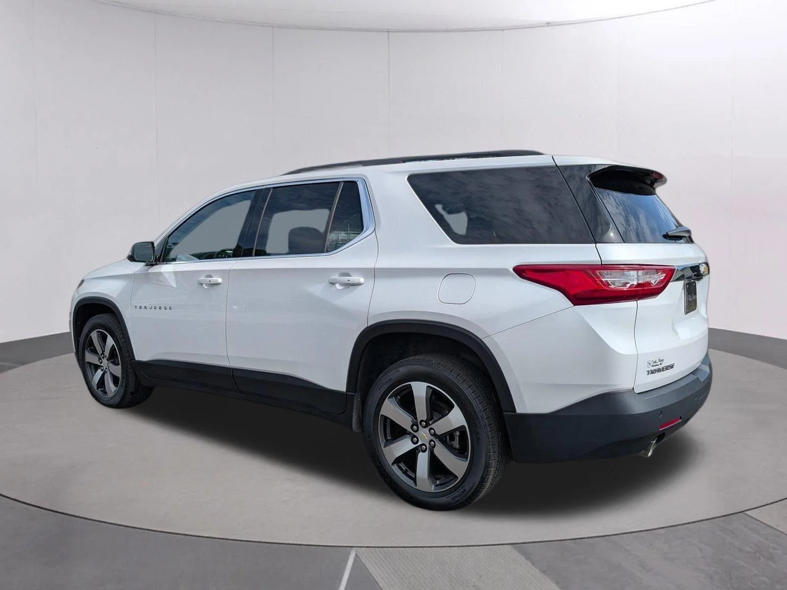 Used 2020 IRIDESCENT PEARL TRICOAT Chevrolet LT Leather image 3
