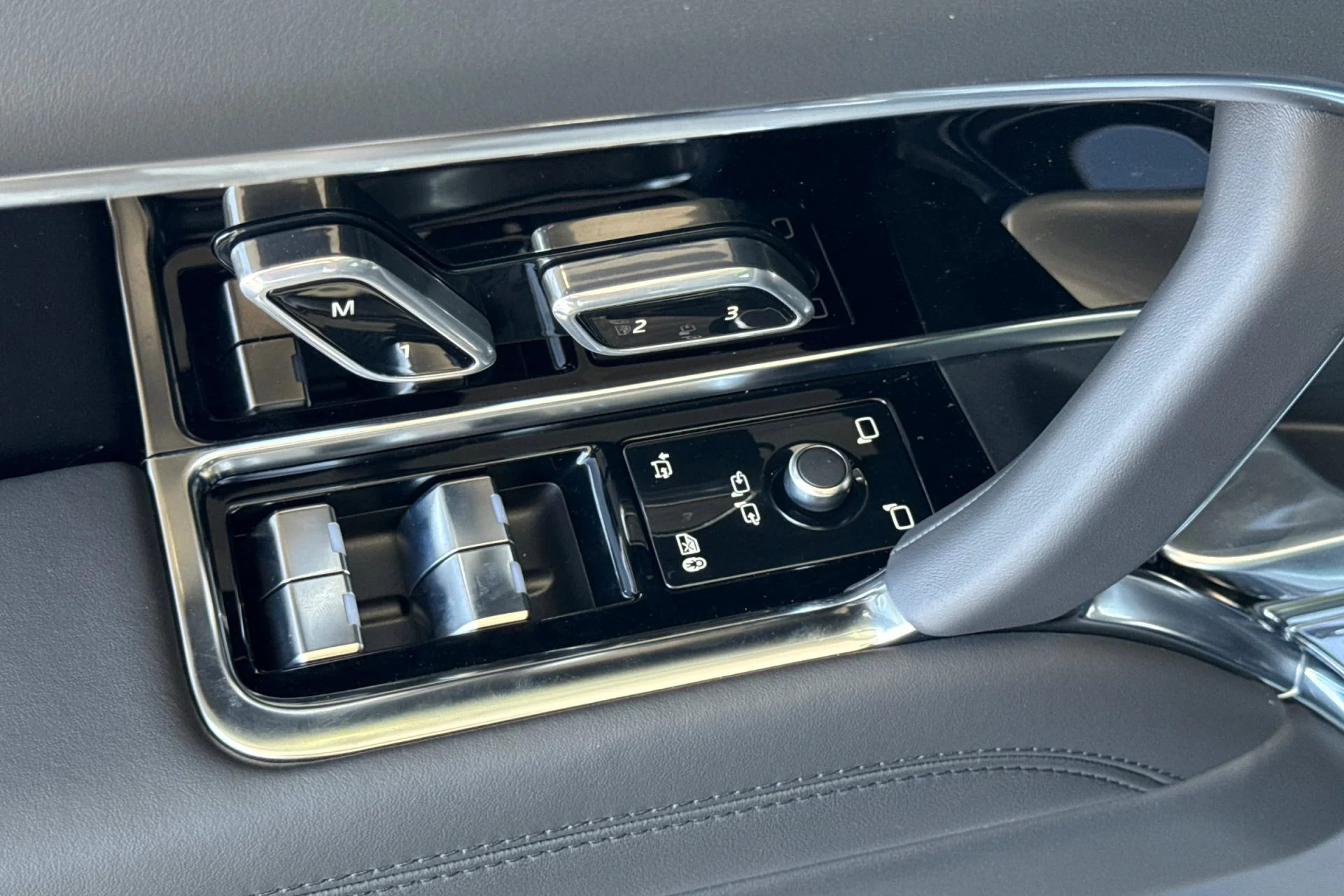 New 2026 SANTORINI BLACK Land Rover SE image 15