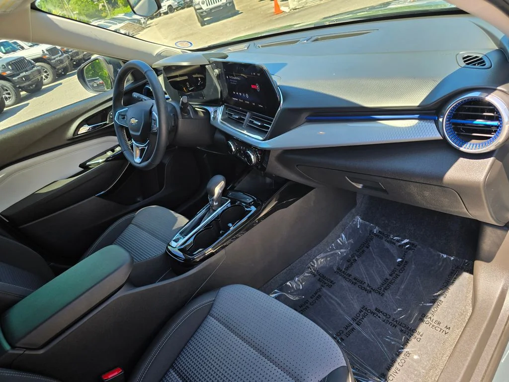 Used 2025 Gray Chevrolet LT image 28