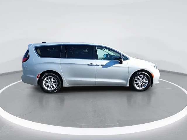 Used 2024 Silver Chrysler Touring L image 9