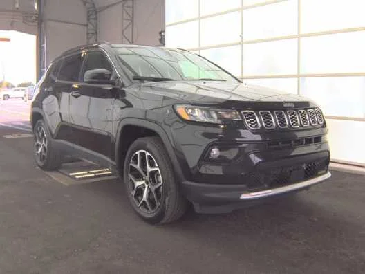 Used 2025 Diamond Black Crystal Pearlcoat Jeep Limited image 3