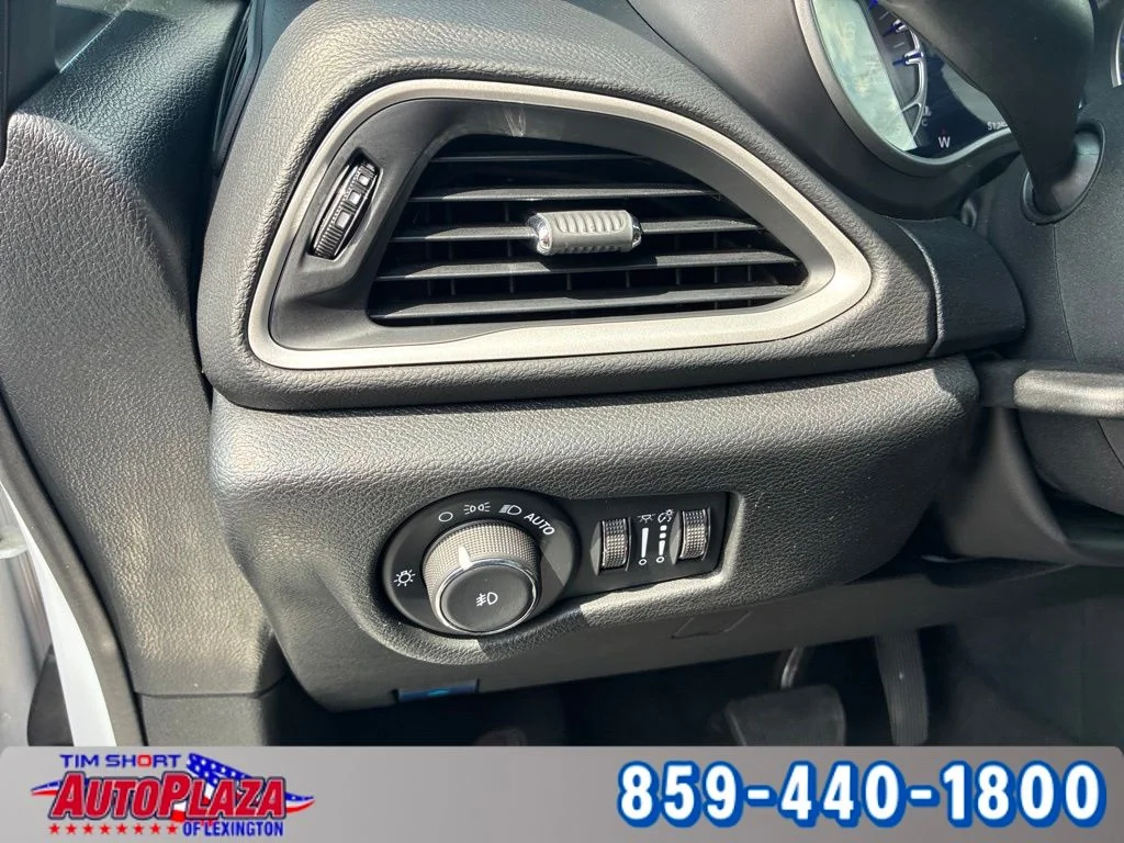Used 2025 White Chrysler Select image 26