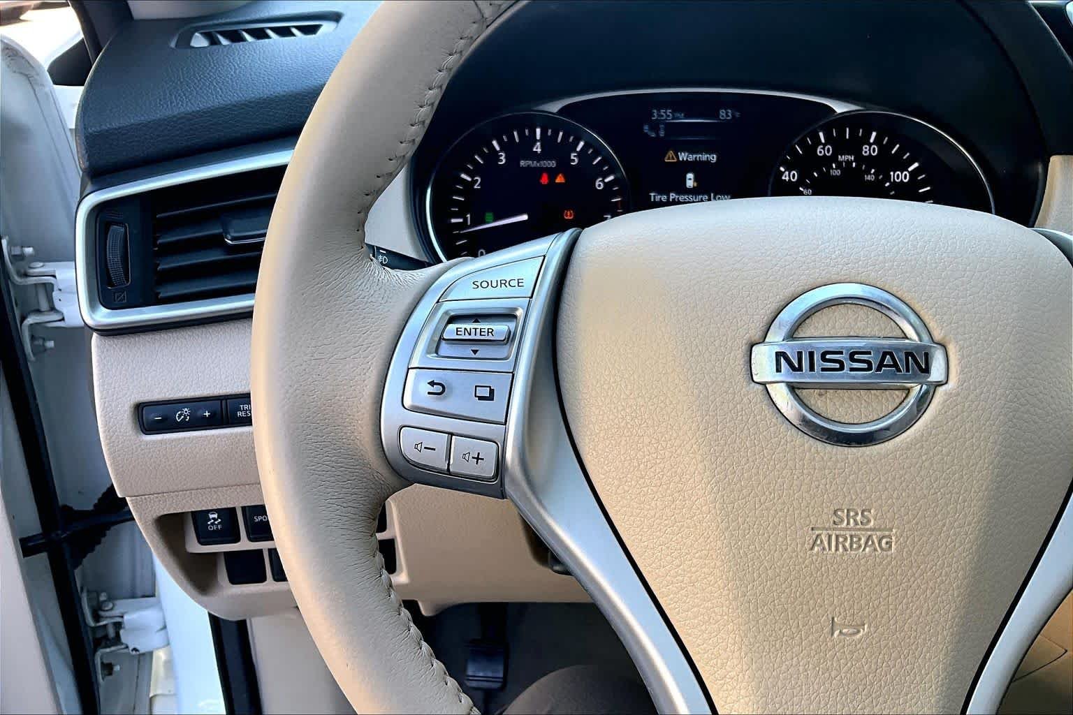 Used 2014 Moonlight White Nissan SL image 23