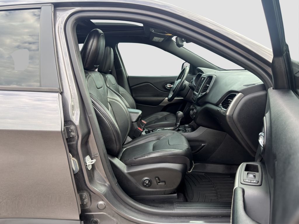 Used 2021 Gray Jeep Latitude Lux image 24
