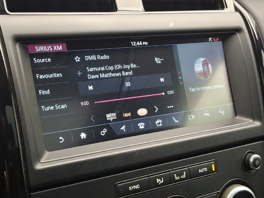 Used 2020  Land Rover SE image 18