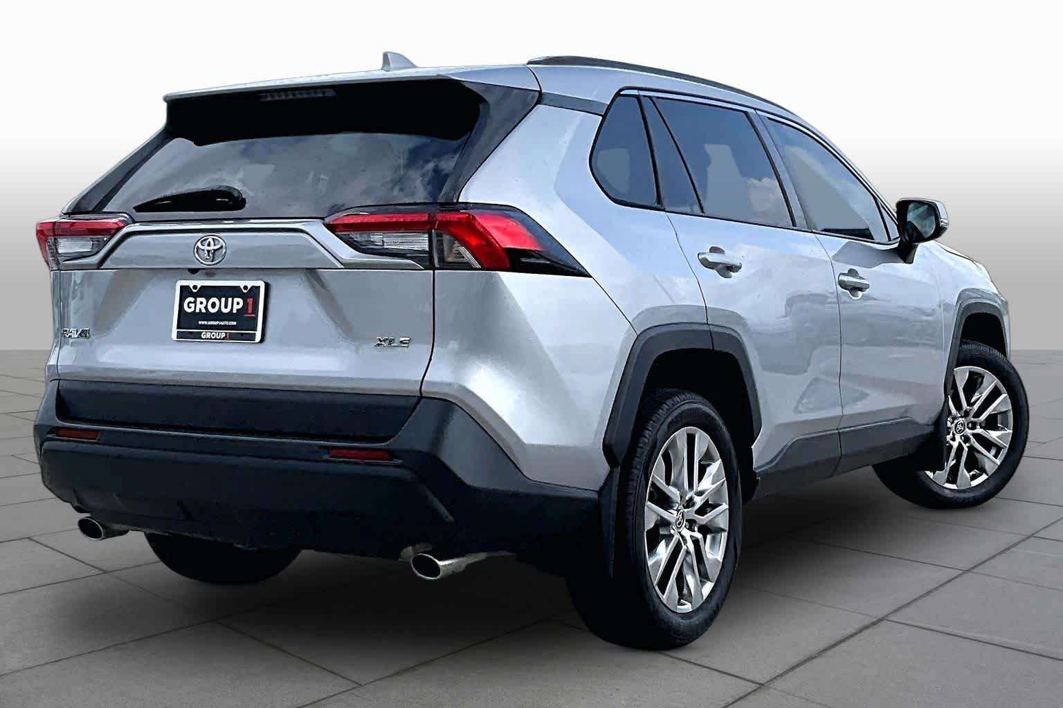Used 2021 Silver Sky Metallic Toyota XLE Premium image 12