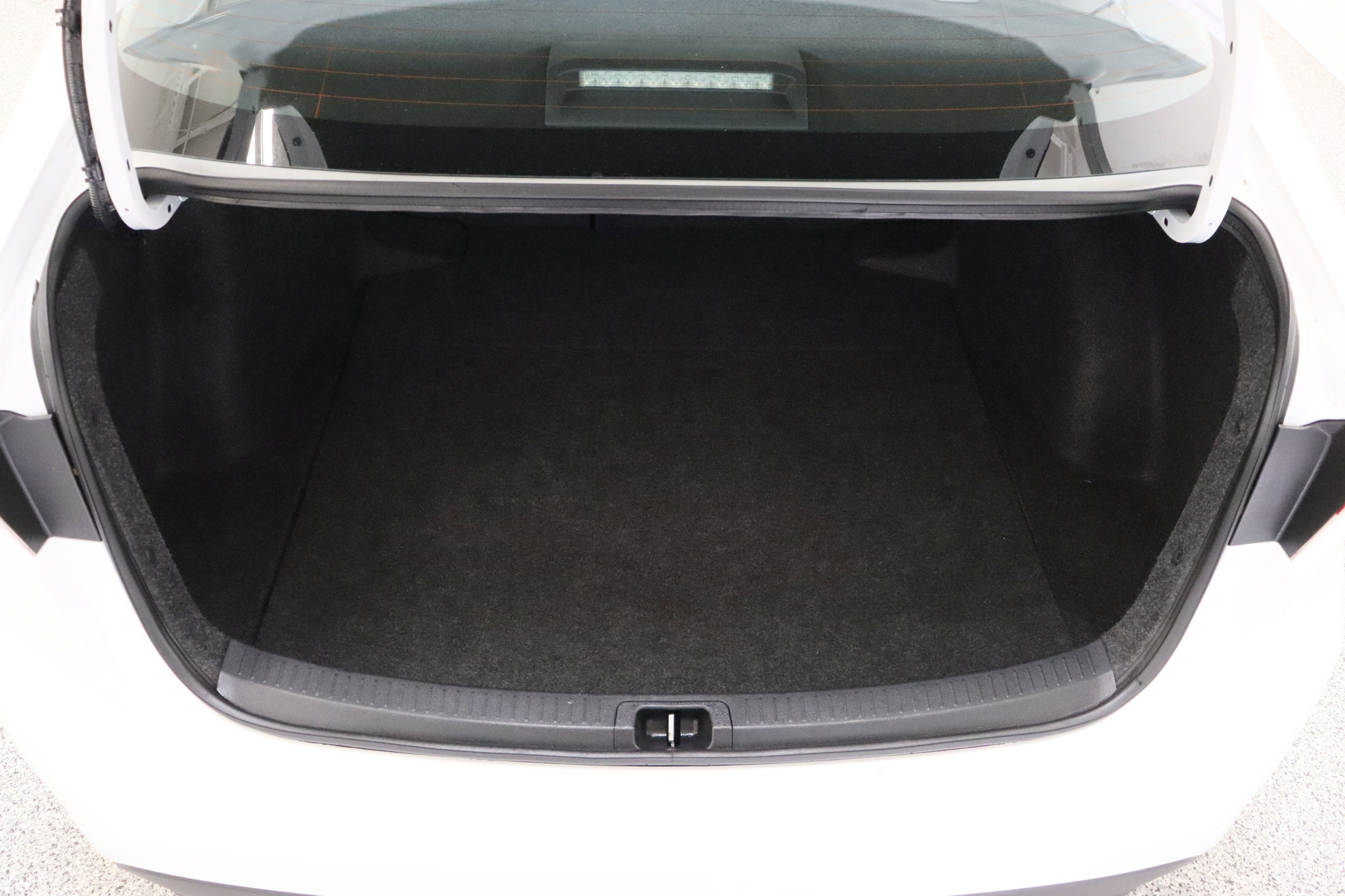 Used 2025 Ice Cap Toyota LE 2.0L image 28