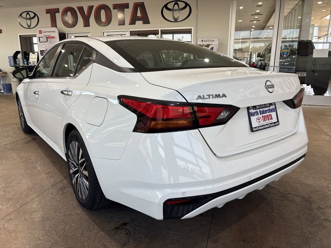 Used 2025 Glacier White Nissan SV image 8