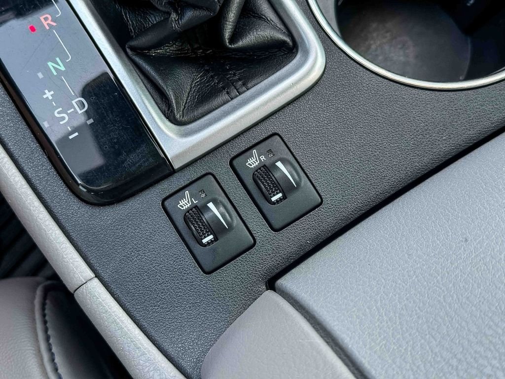 Used 2018 White Toyota XLE image 37