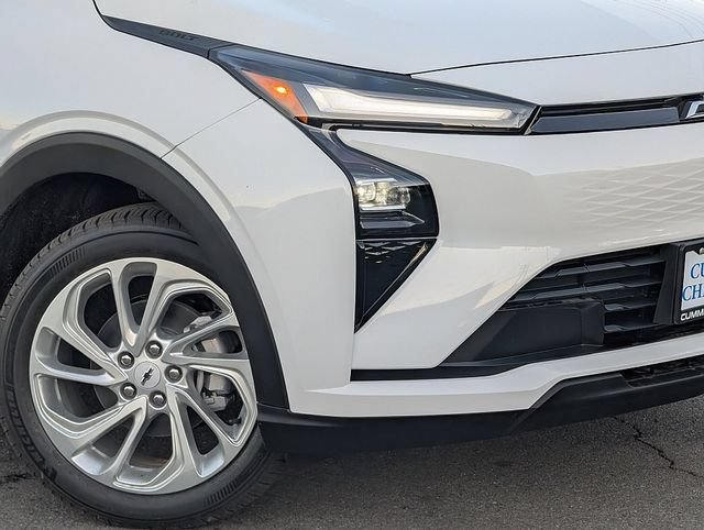 New 2027 Summit White Chevrolet LT image 3