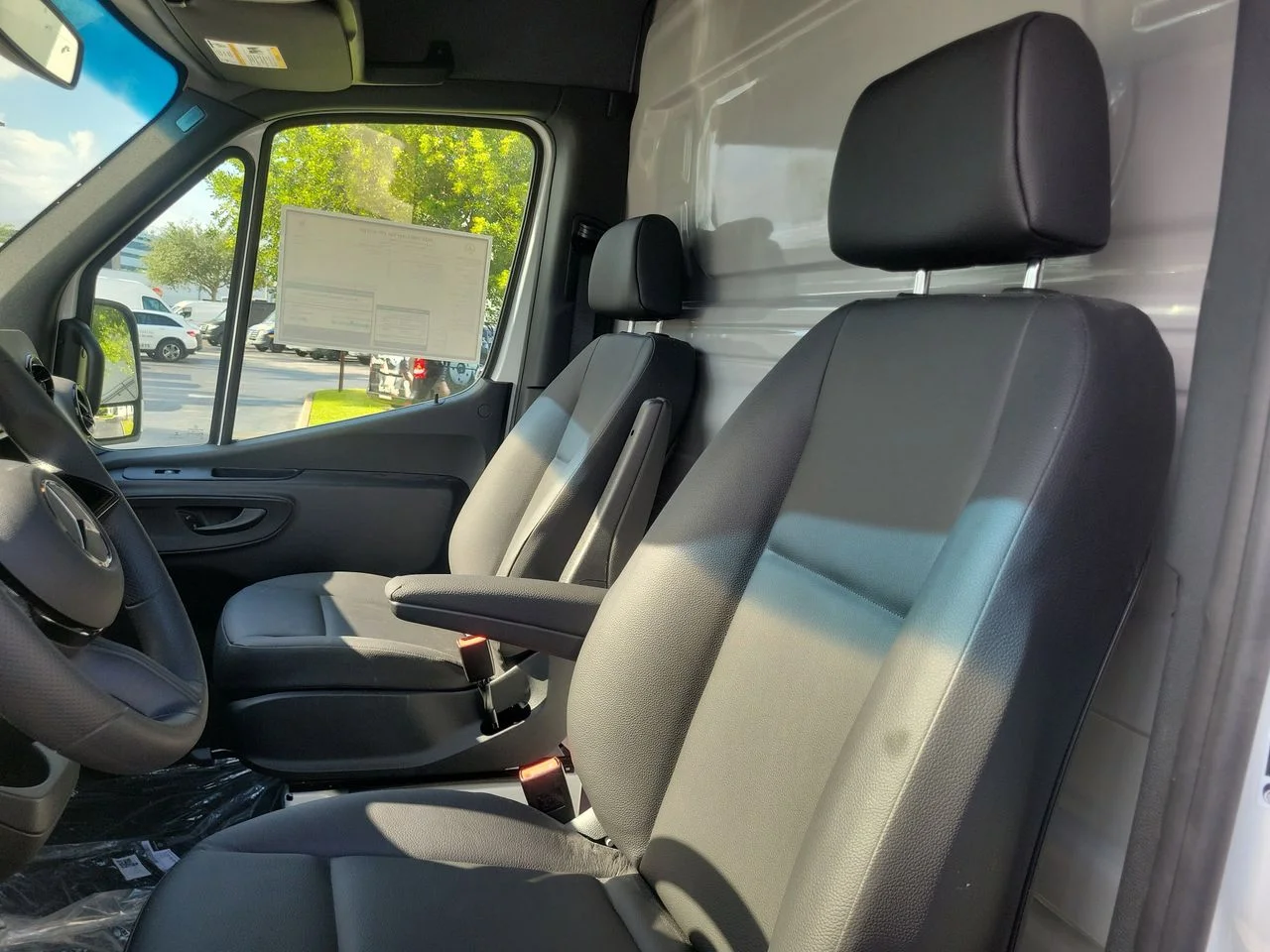 New 2025 Arctic+White Mercedes-Benz Cargo 170 WB image 20