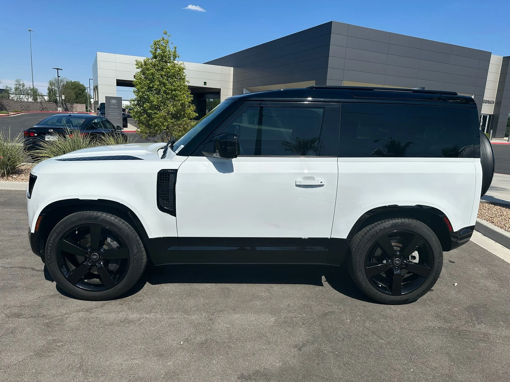 Used 2025 Fuji White Land Rover X-Dynamic SE image 12
