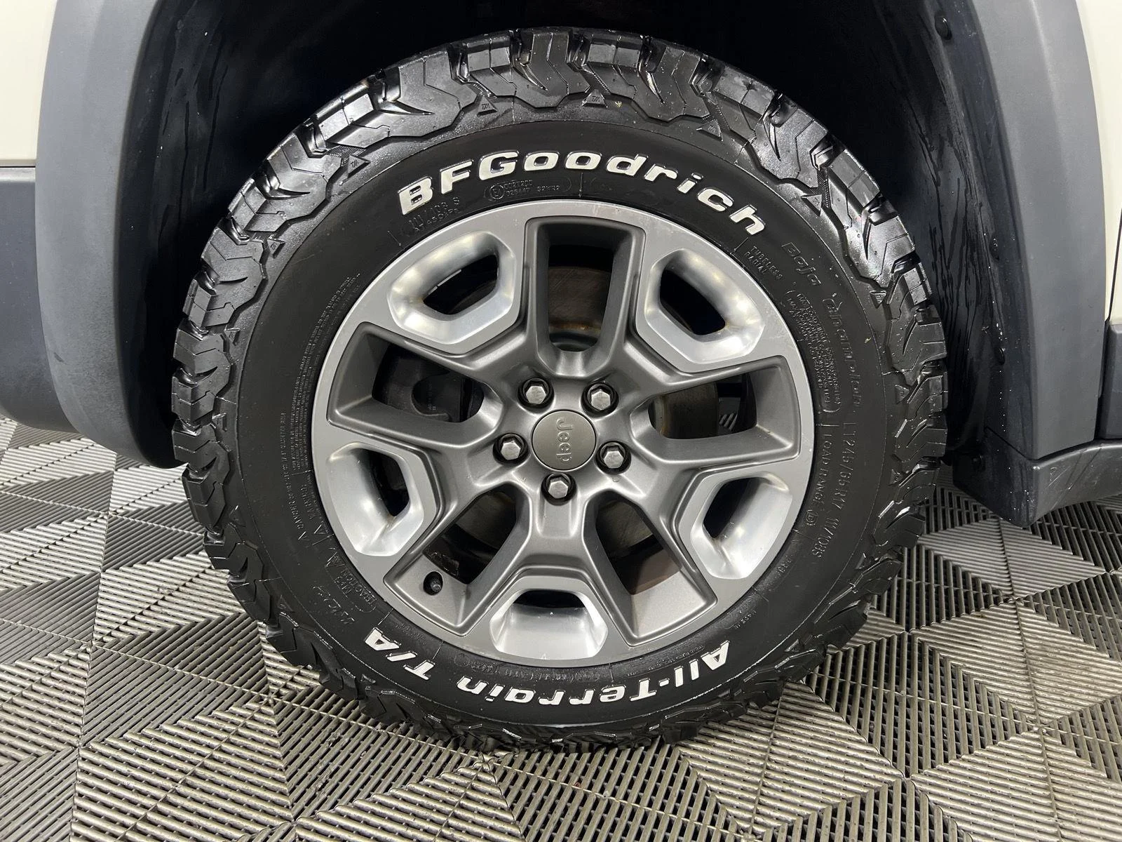 Used 2019 Pearl White Jeep Trailhawk Elite image 27