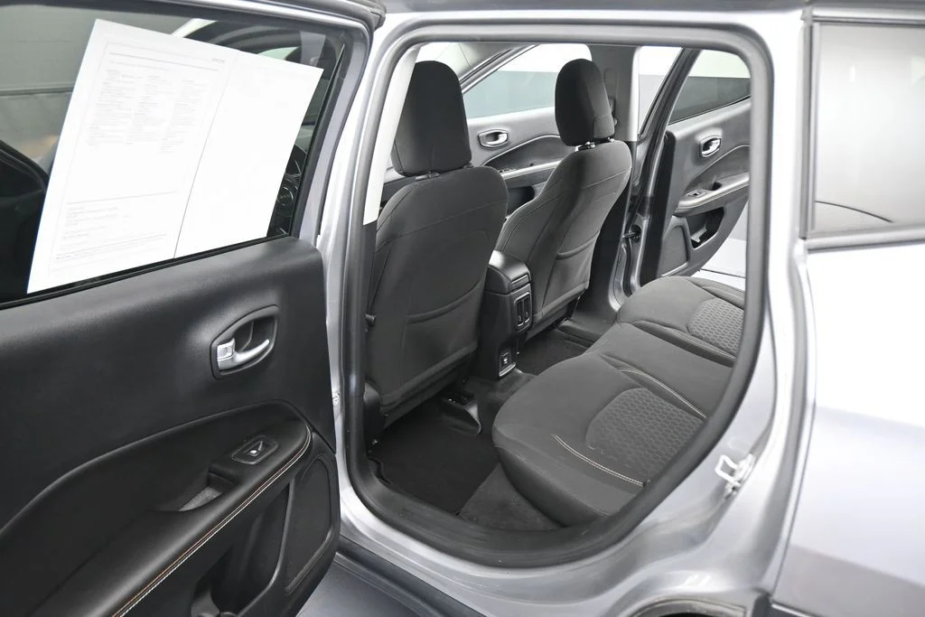 Used 2018 Silver Jeep Sport image 39