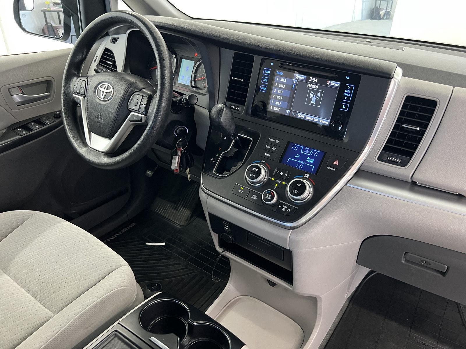 2016 Toyota Sienna LE - Photo 29