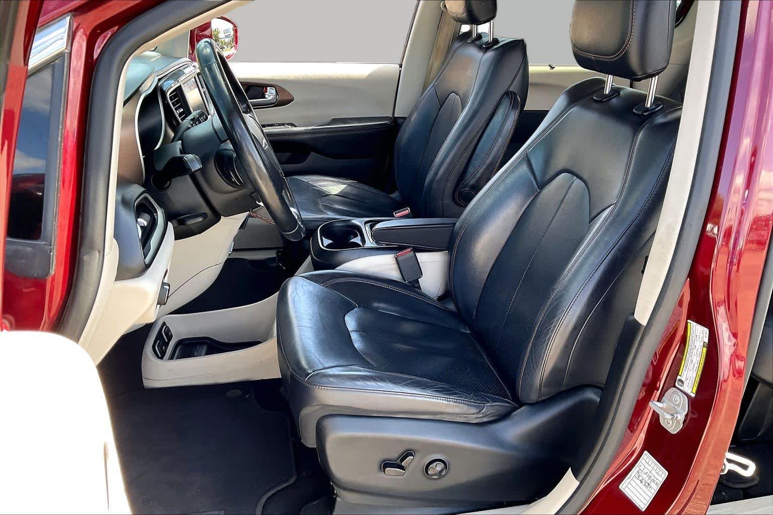 Used 2018 Velvet Red Pearlcoat Chrysler Touring L image 8
