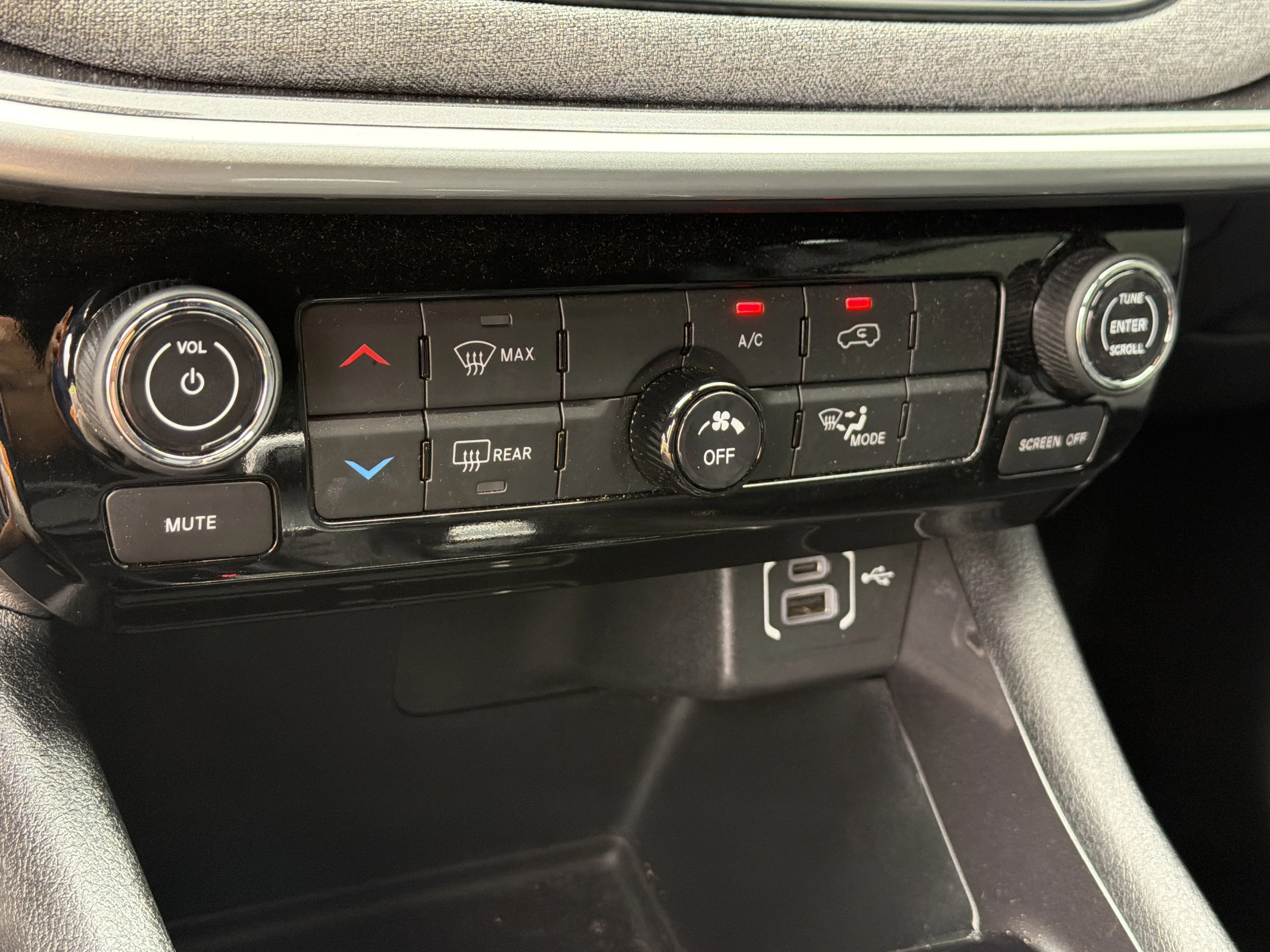 Used 2024 Diamond Black Crystal Pearlcoat Jeep Latitude Lux image 22