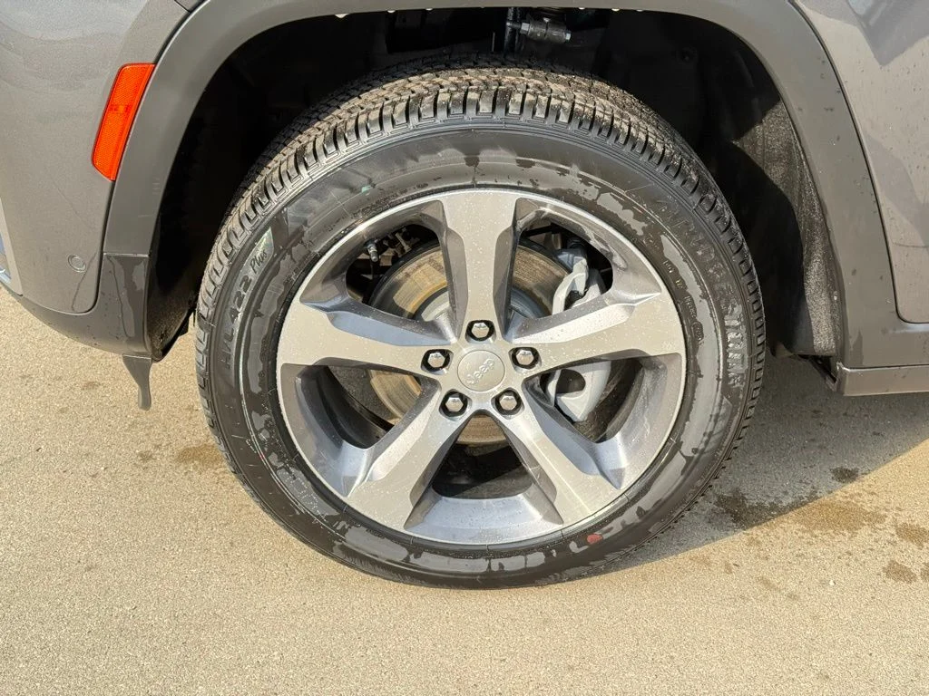 New 2026 Baltic Gray Metallic Clear-Coat Exterior Paint Jeep Limited image 12