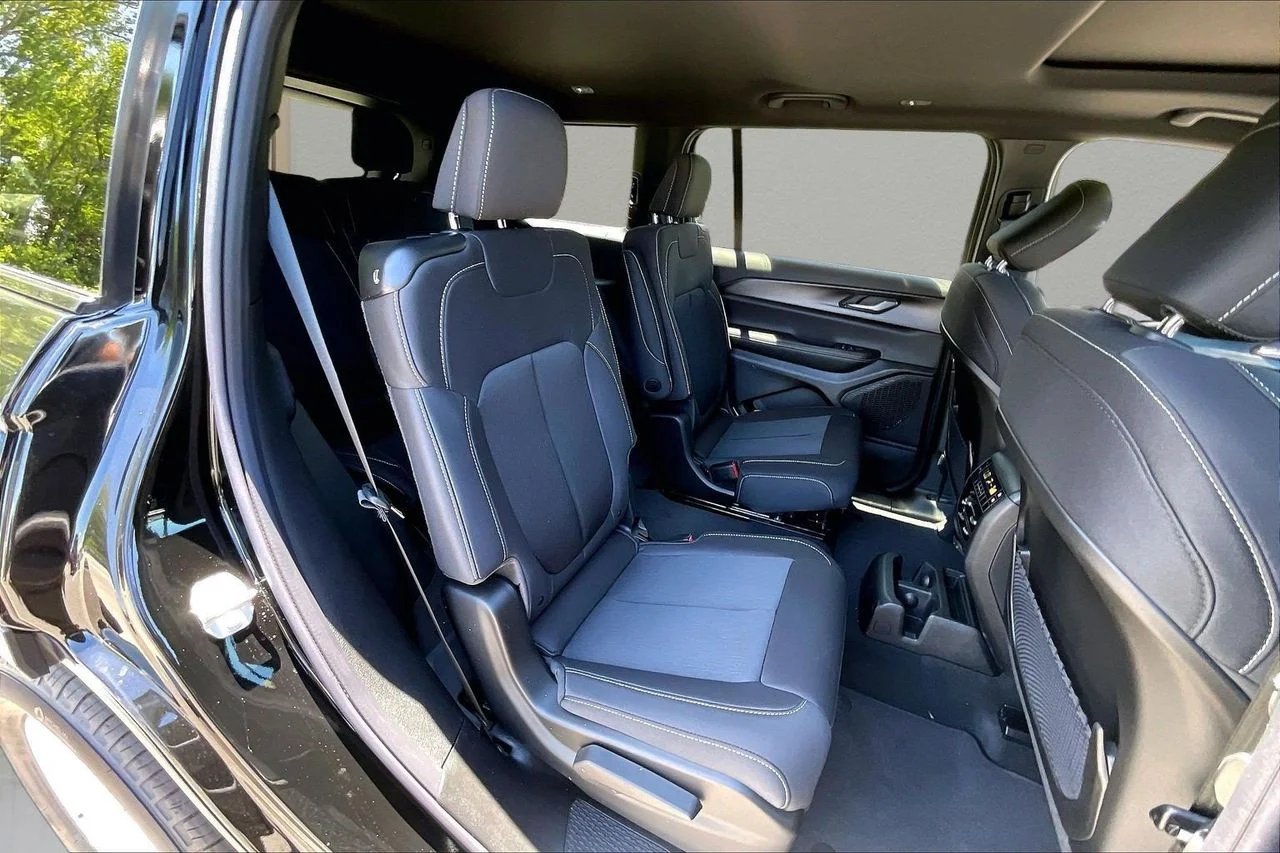 New 2026 Diamond Black Crystal Pearl-Coat Exterior Paint Jeep Laredo image 20