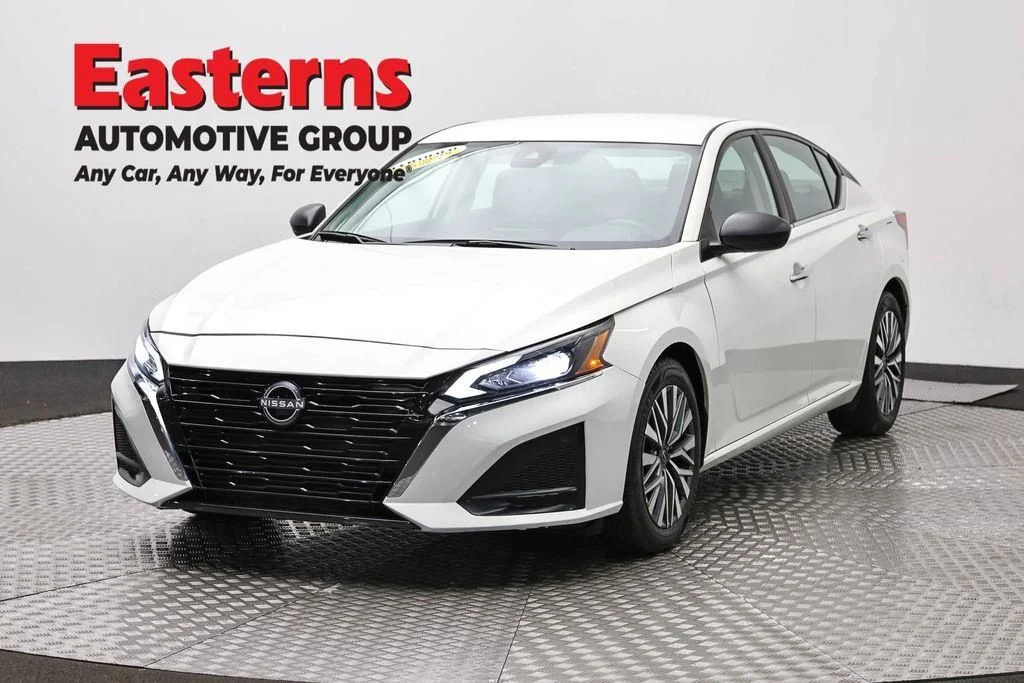 Used 2025 White Nissan 2.5 SV image 1