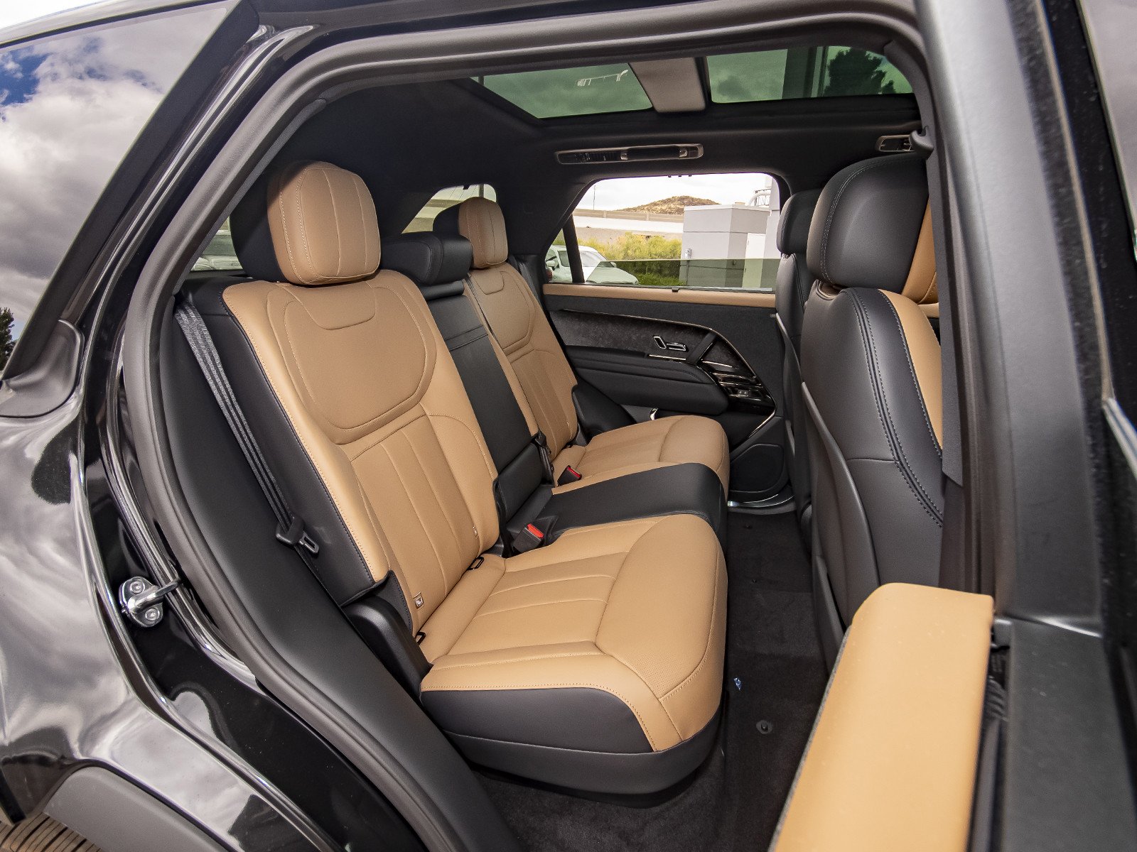 New 2026 Santorini Black Land Rover Dynamic SE image 45