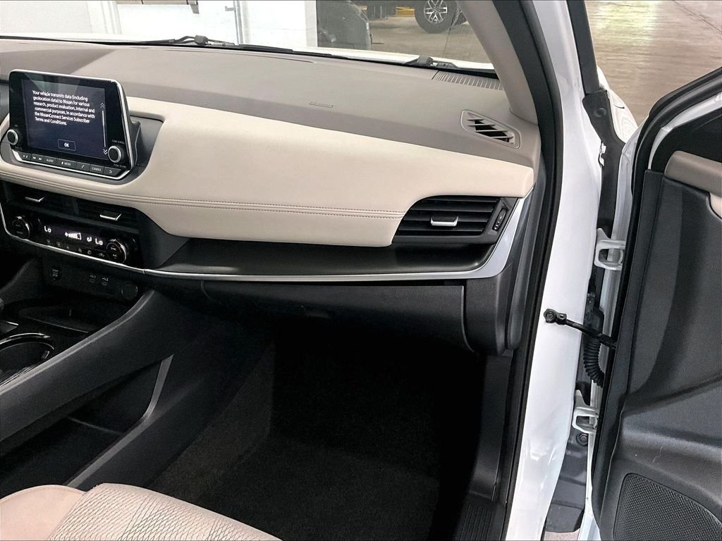 Used 2025 Everest White Pearl Nissan SV image 13