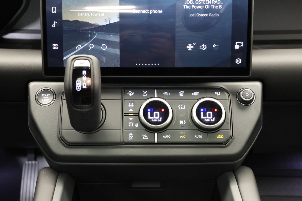 New 2026 Woolstone Green Land Rover X-Dynamic SE image 24